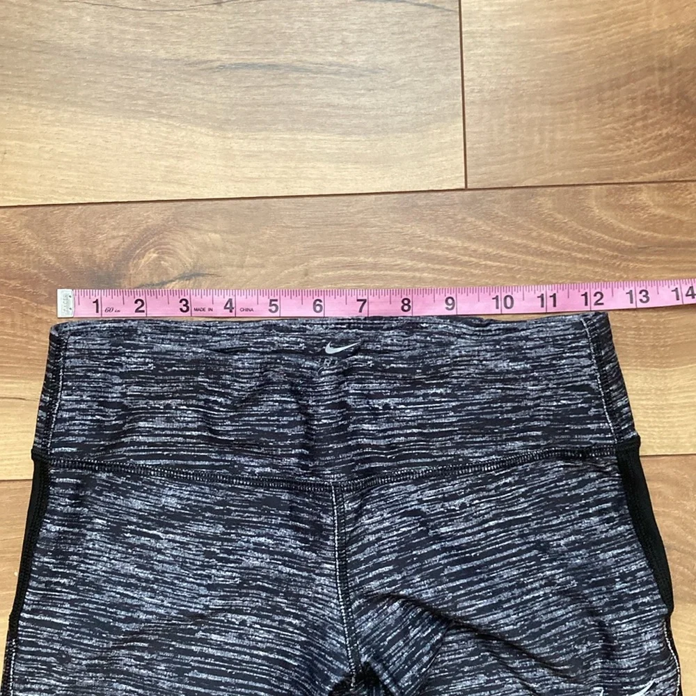 Nike DriFit Capri Marled Leggings. Size S